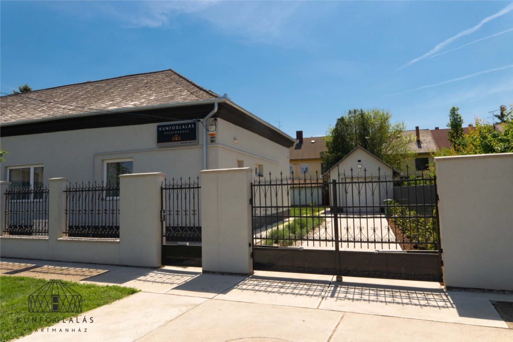 Kunfoglalás Apartmanház