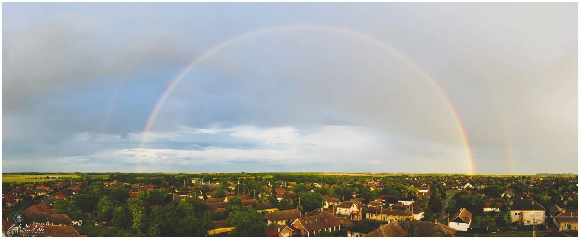 Szivárvány a város felett